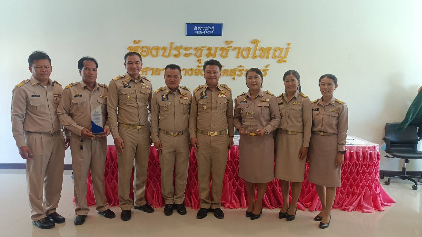 เข้ารับโล่รางวัลจากผู้ว่าราชการจังหวัดสุรินทร์ เนื่องจากได้รับคัดเลือกเป็นองค์กรปกครองส่วนท้องถิ่นที่มีผลการปฏิบัติงานดีเด่น ประจำปีงบประมาณ พ.ศ.2567 